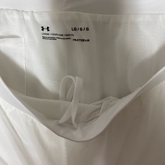 Womans Underarmour white shorts - Picture 3 of 3
